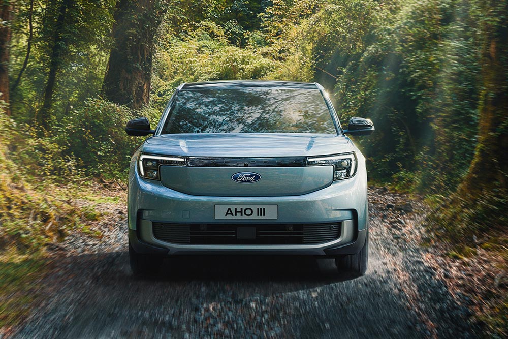 Blauwe Ford Explorer in de natuur