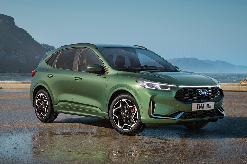 Groene Ford Kuga geparkeerd vlakbij de zee