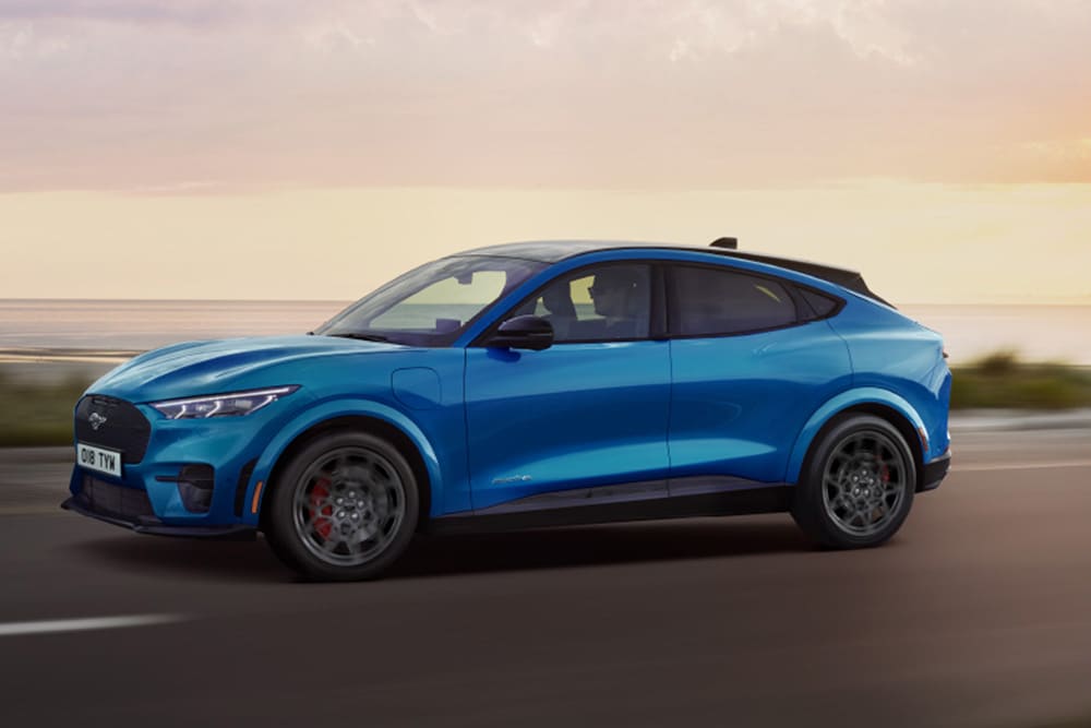 Blauwe Ford Mustang Mach-E