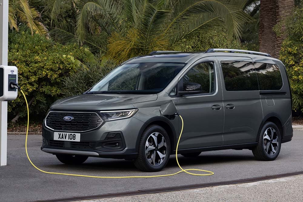 Grijze Ford Tourneo Connect aan laadpaal