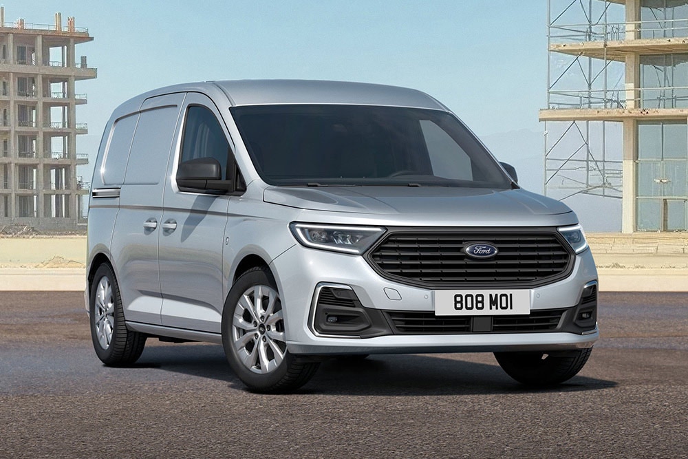 Ford Transit Connect gris sur un chantier