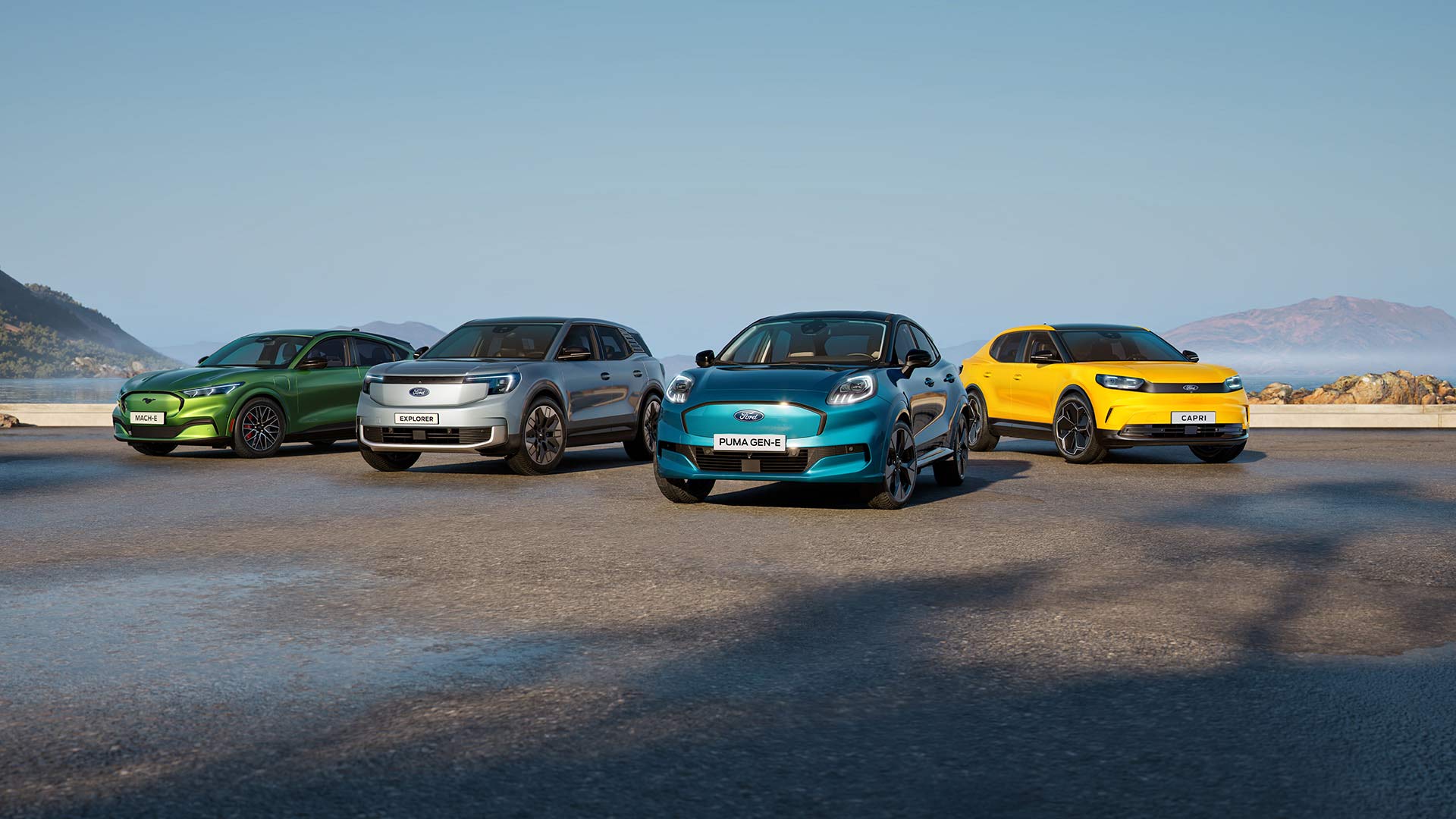 Quatre véhicules Ford alignés sur une piste humide sous un ciel bleu. 