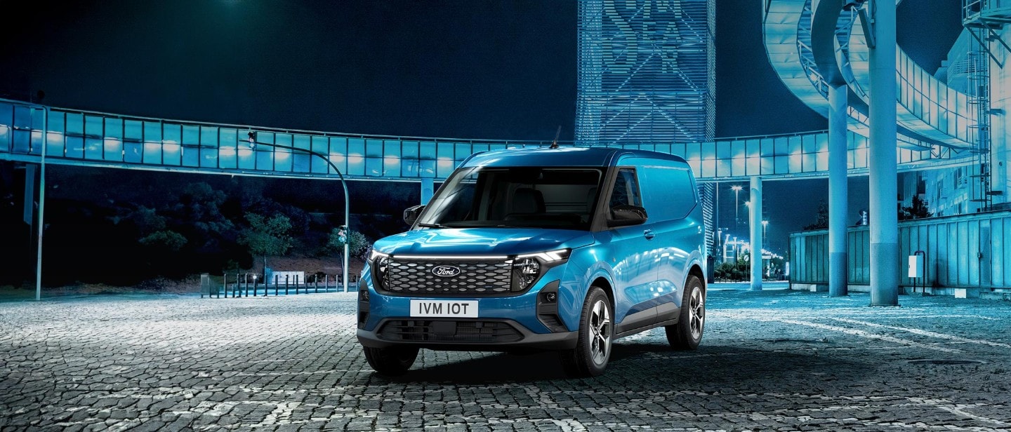 Vue de face d'un Ford E-Transit Courier bleu