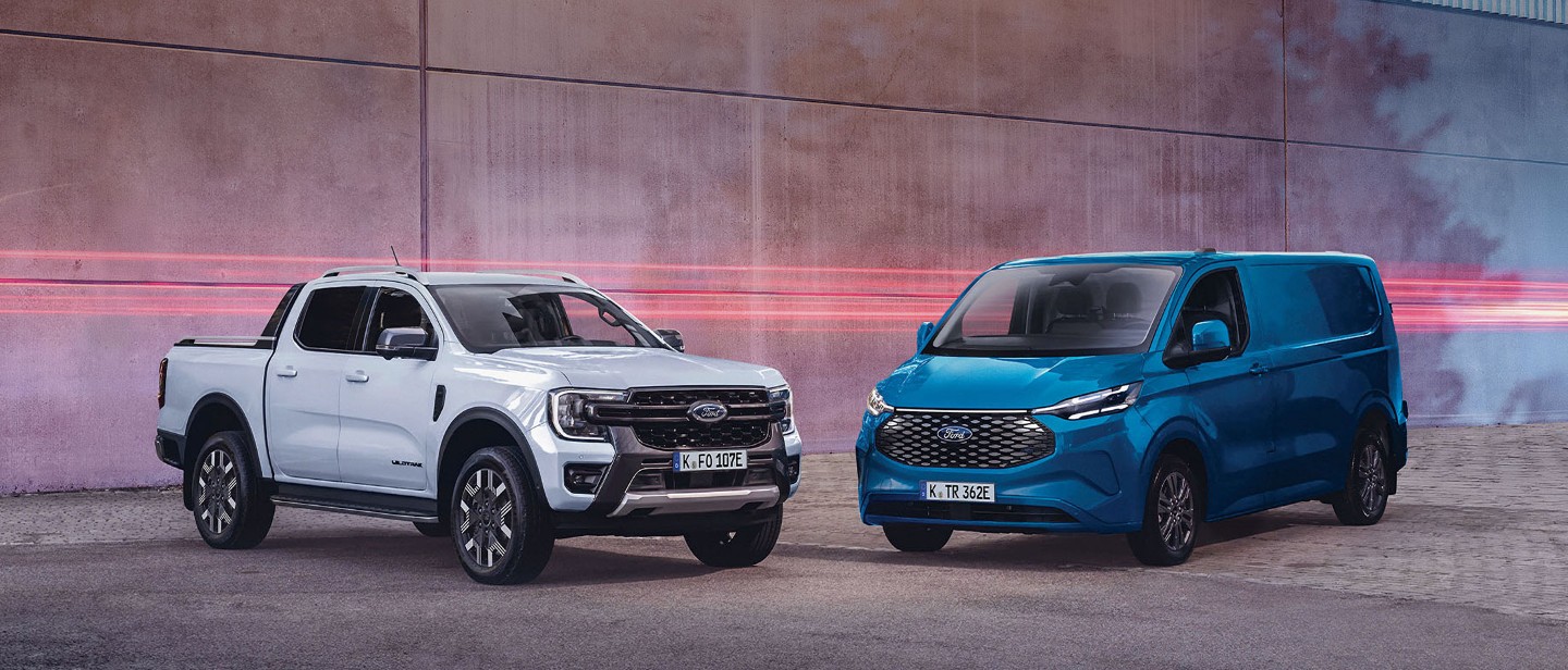 Ford Ranger blanc et Ford Transit Custom bleu garés l'un à côté de l'autre