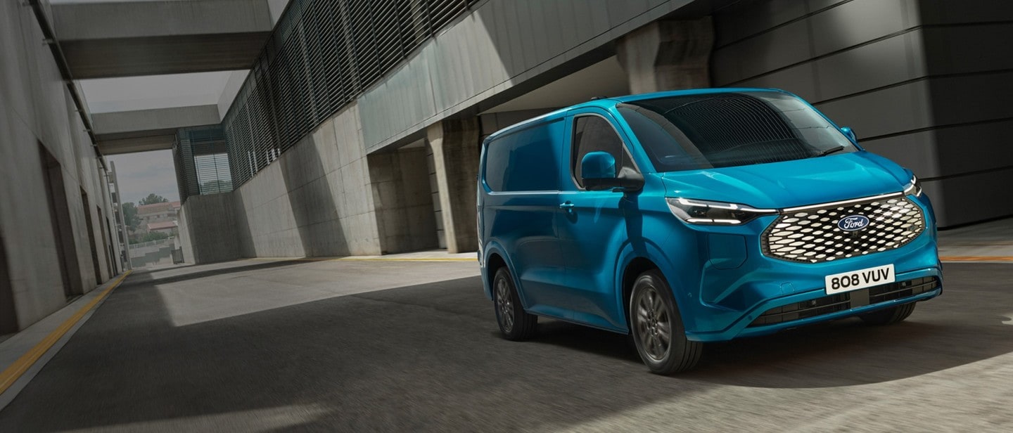 Vue de face d'un Ford E-Transit Custom bleu