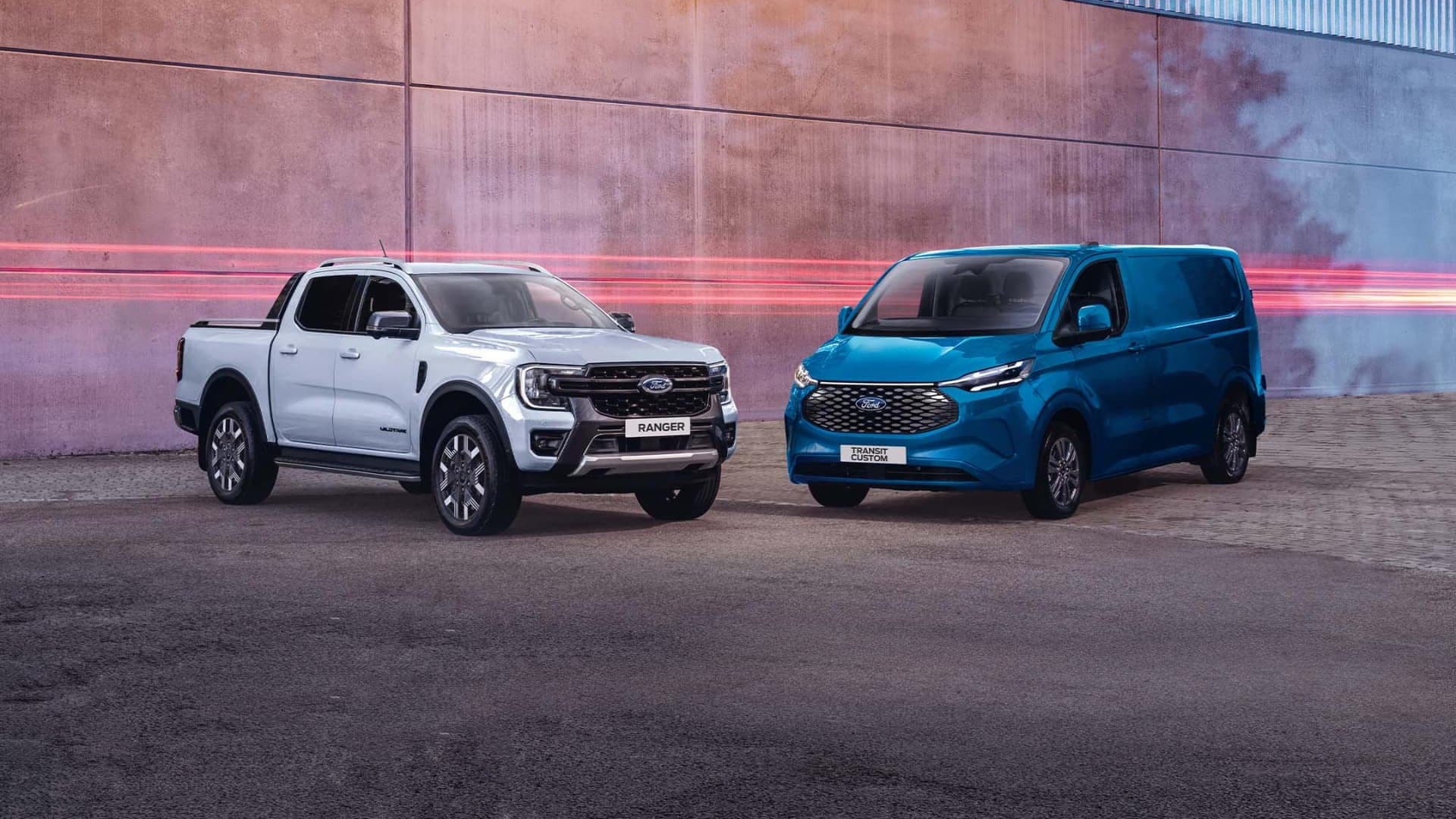 Ford Ranger blanc et Ford Transit Custom bleu garés l'un à côté de l'autre