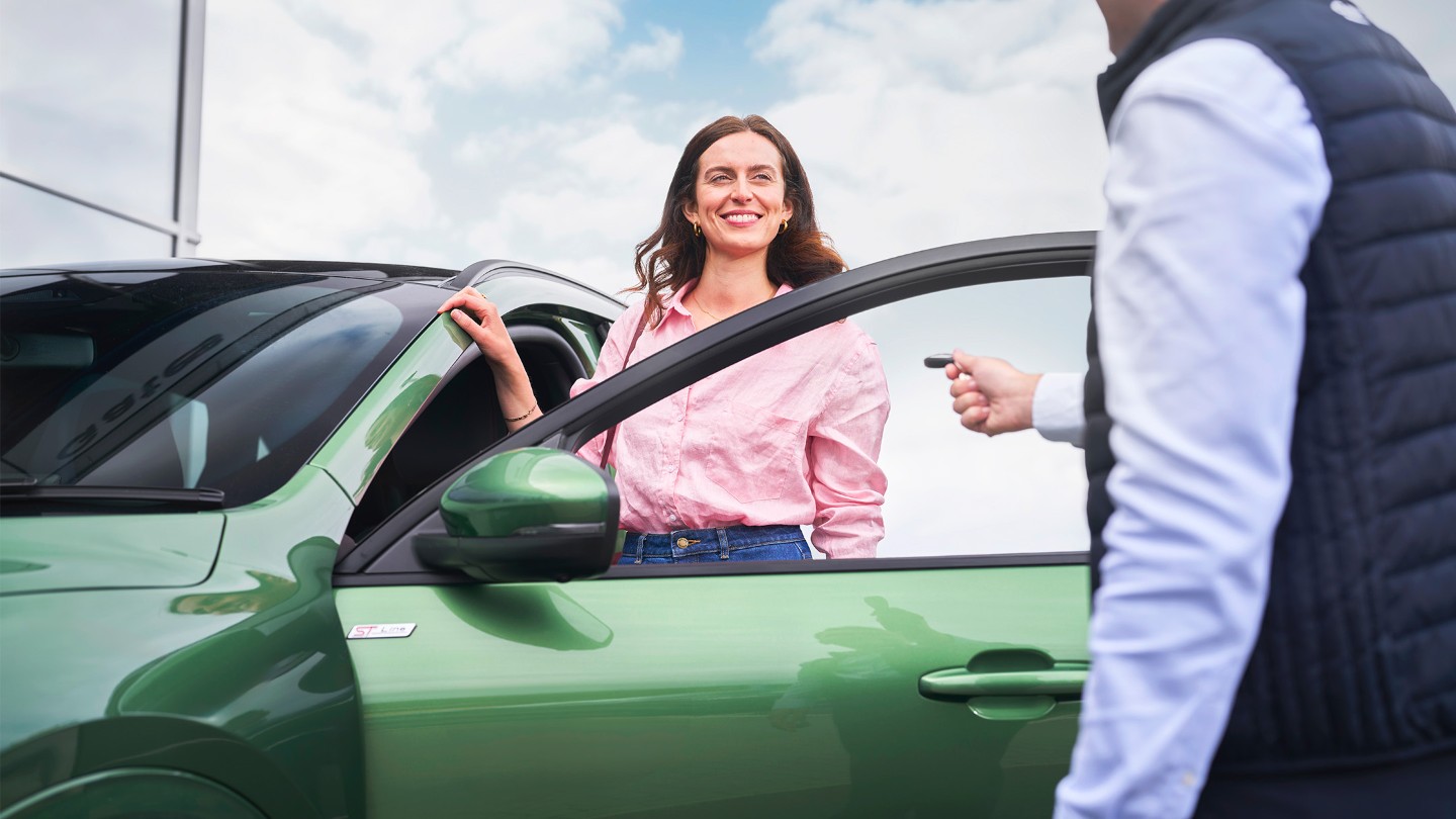 Une Puma grise traverse la ville.