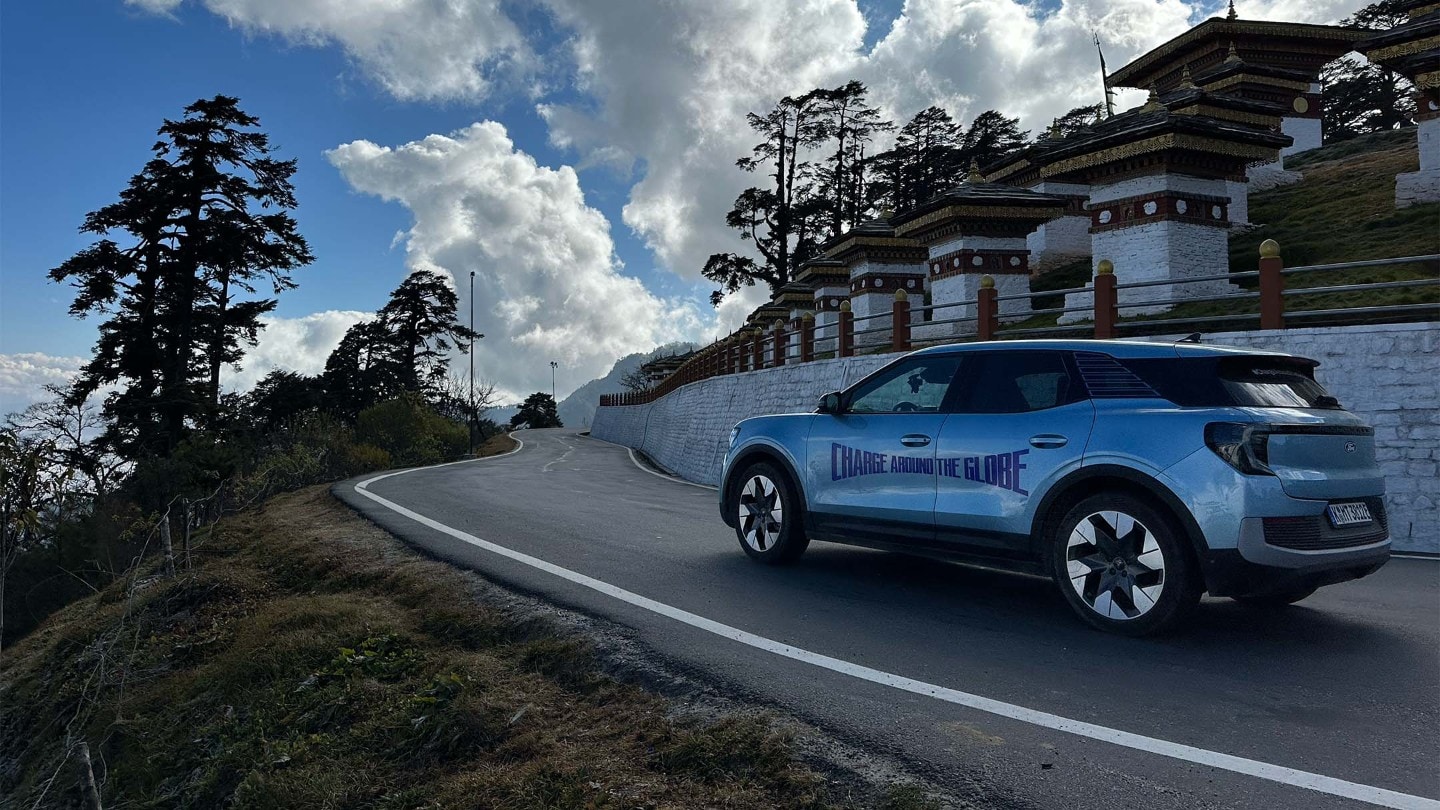 Le cours de conduite avancée de Ford s'avère très utile lorsque Lexie manœuvre habilement sur les pentes raides des montagnes.