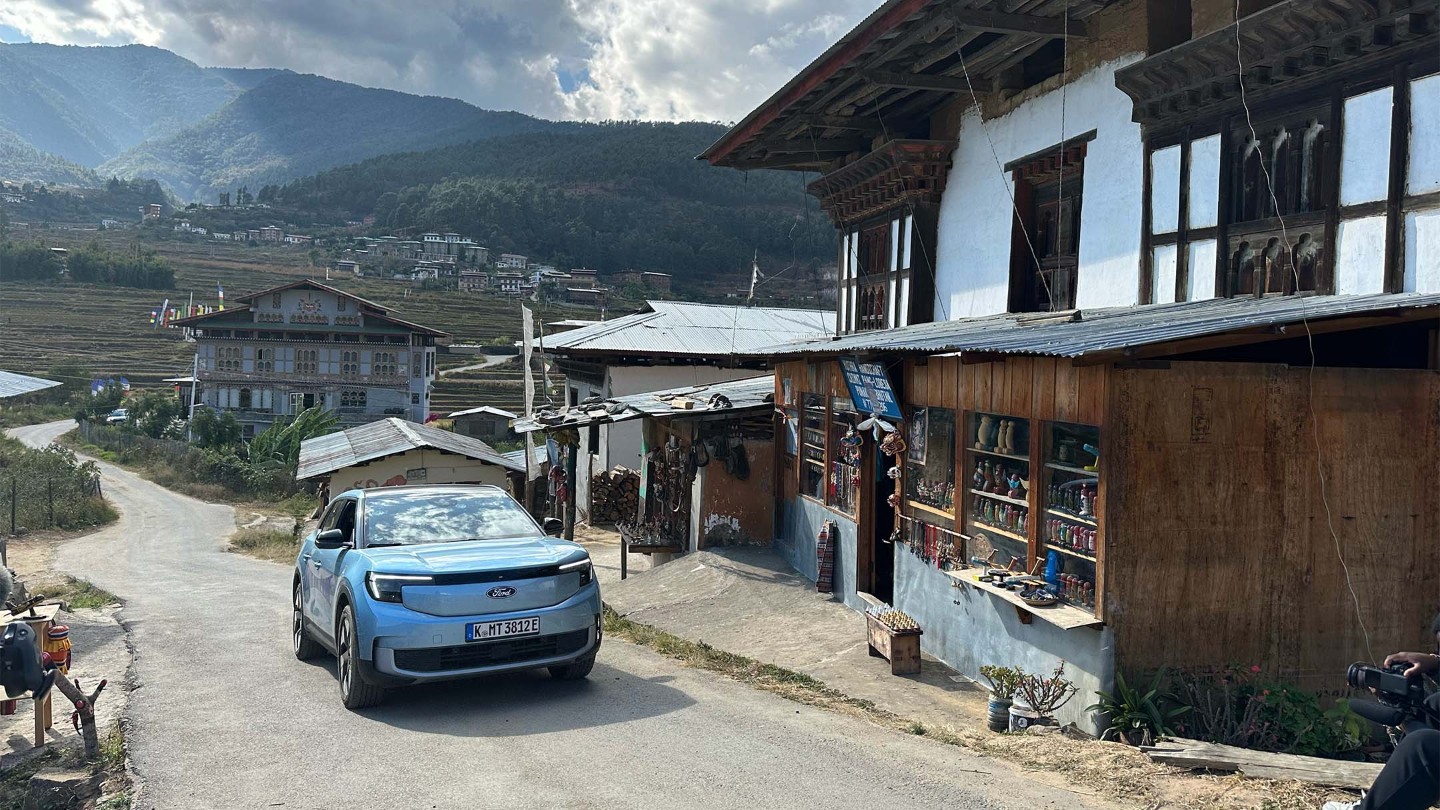 Le nouveau Ford Explorer 100% électrique dans le paysage magique du Bhoutan - un moment parfait !