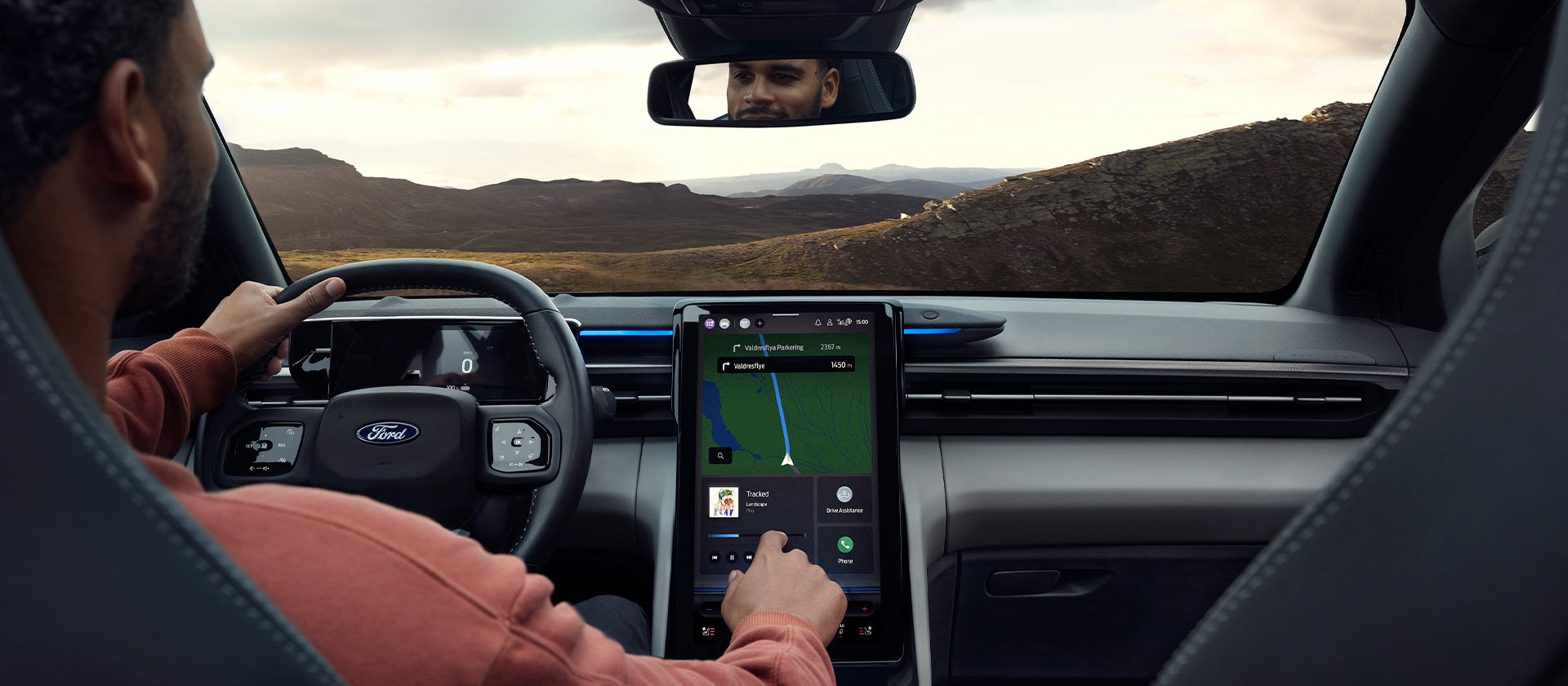 Intérieur d'une Ford EV présentant des outils de navigation avancés permettant d'optimiser l'autonomie de la VE et de planifier les trajets.