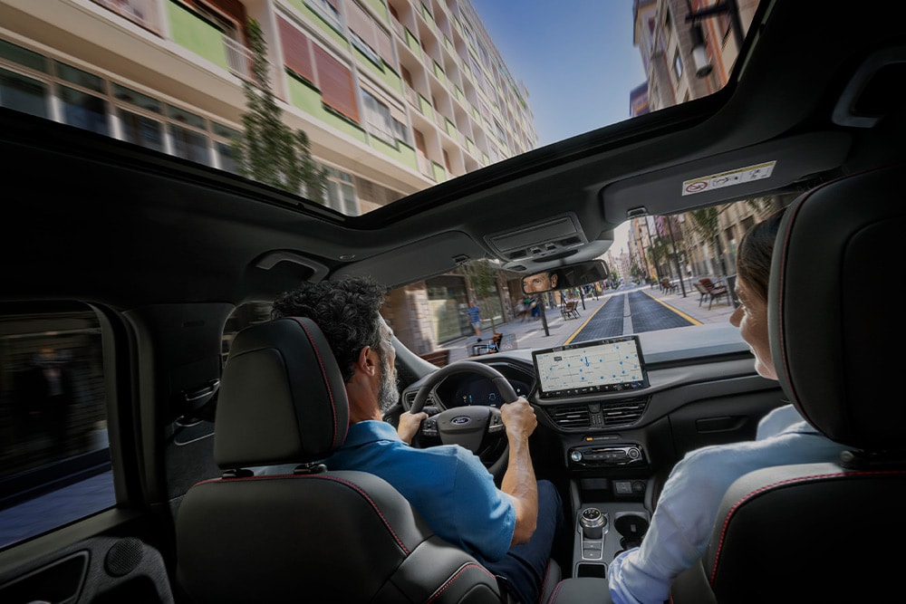 Vue intérieure d'une voiture Plug-in Hybrid Ford avec navigation embarquée.
