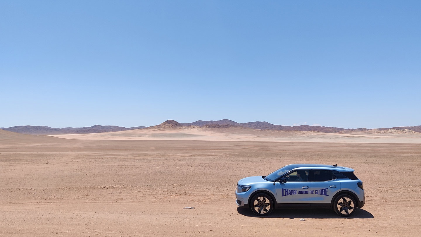 Le Ford Explorer électrique traversant le désert pendant le défi Charge Around the Globe.