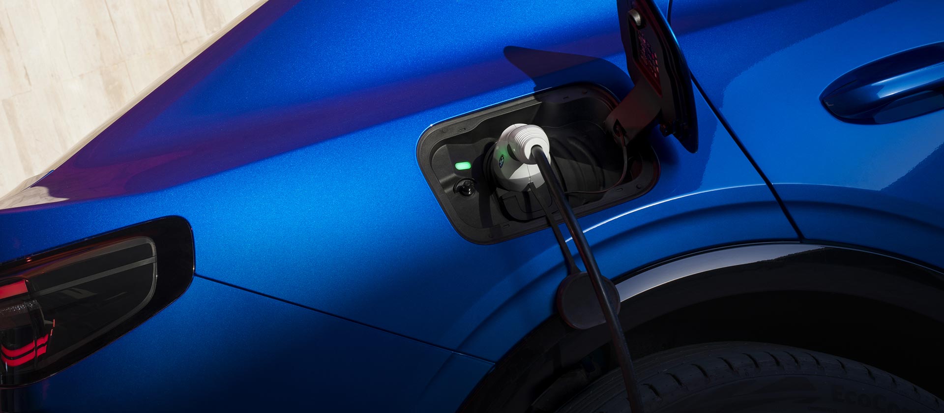 Une voiture électrique Ford bleue en phase de recharge.