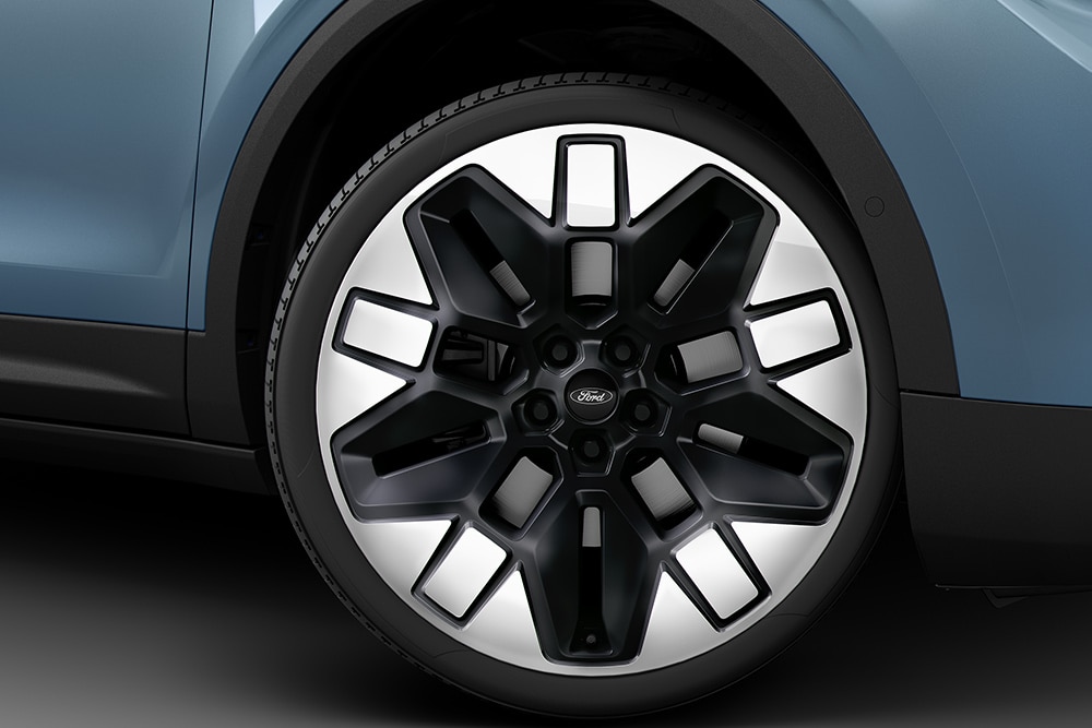 Gros plan d’une roue d’un véhicule électrique Ford.