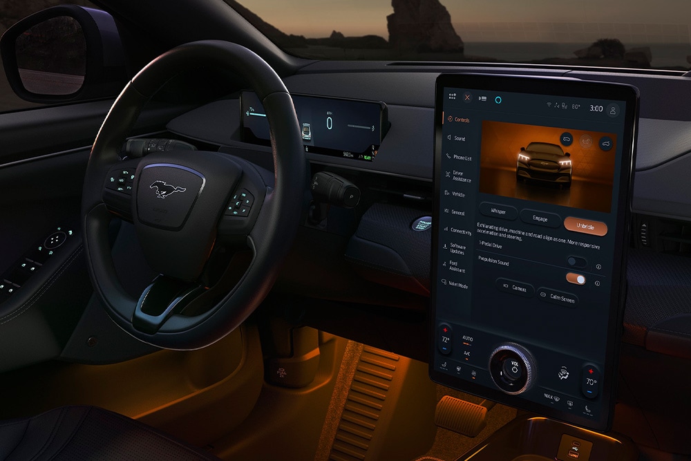 Vue intérieure du tableau de bord et du volant d’un véhicule électrique Ford.
