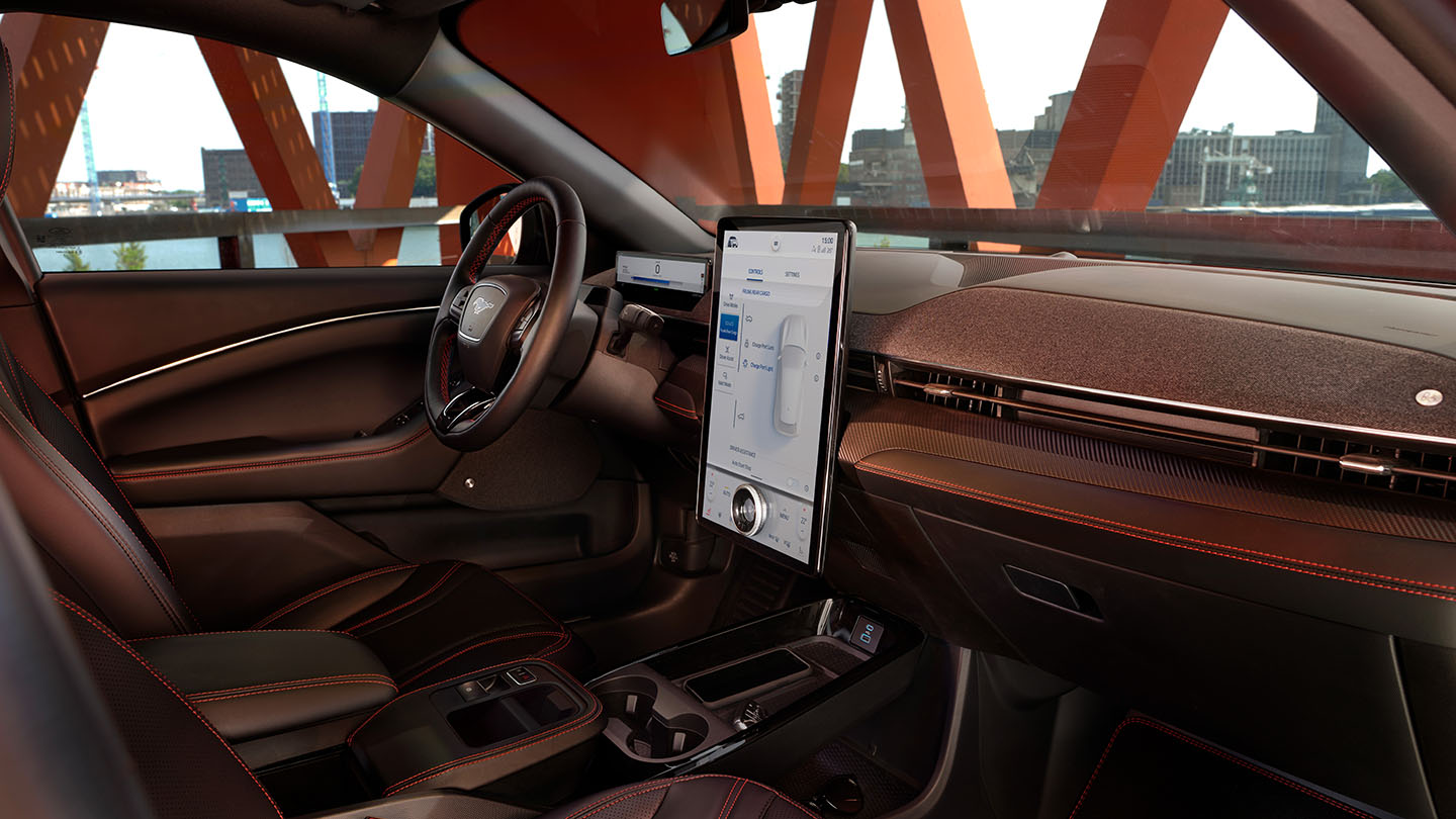 Het interieur van de Ford Mustang Mach-E, met het 15.5" SYNC 4-touchscreen en stijlvolle interieurafwerking.