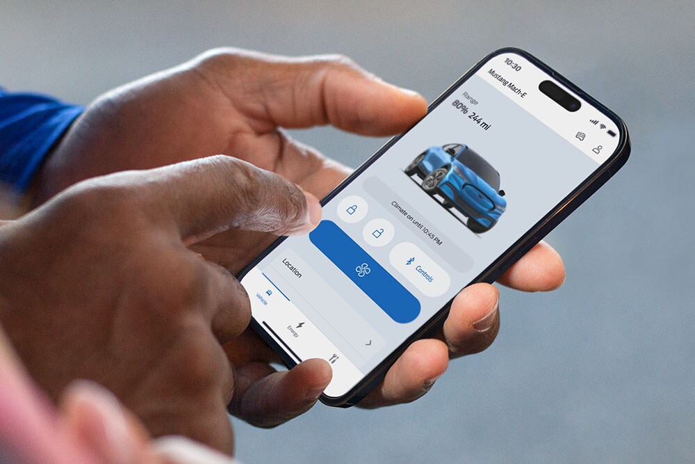 Een close-upafbeelding van een iPhone met de FordPass-app, met een afbeelding van een Ford Mustang Mach-E en meerdere app-knoppen.