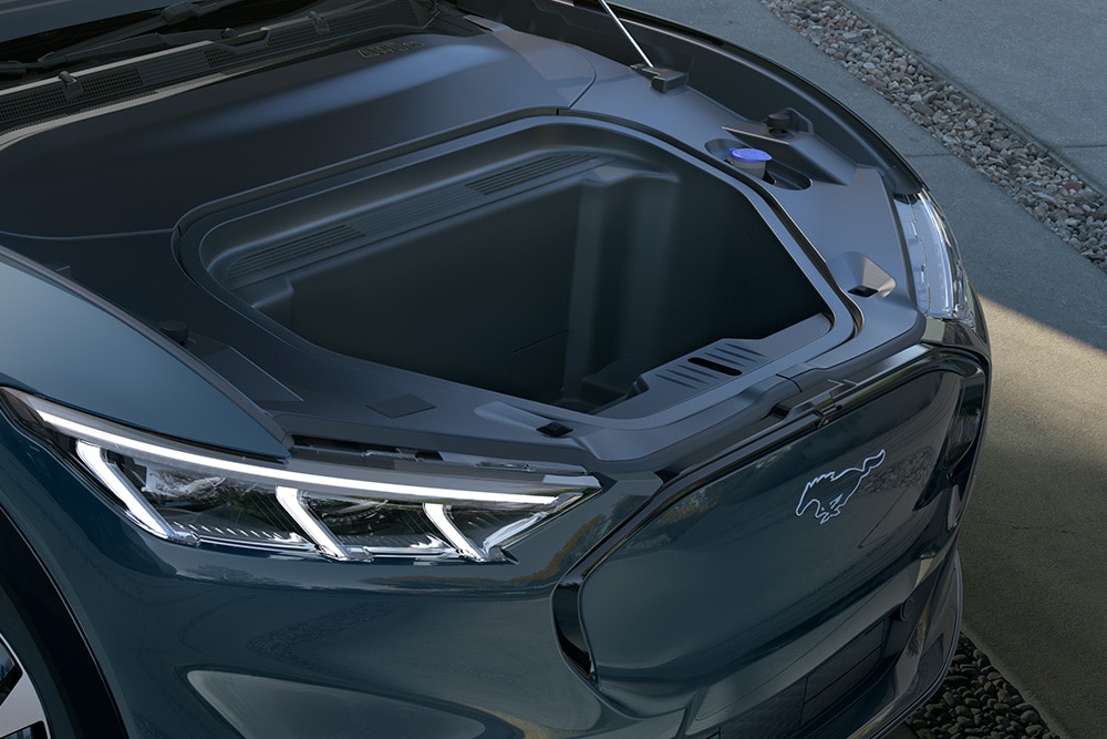 Personne utilisant l'espace de stockage frunk de la Ford Mustang Mach-E.