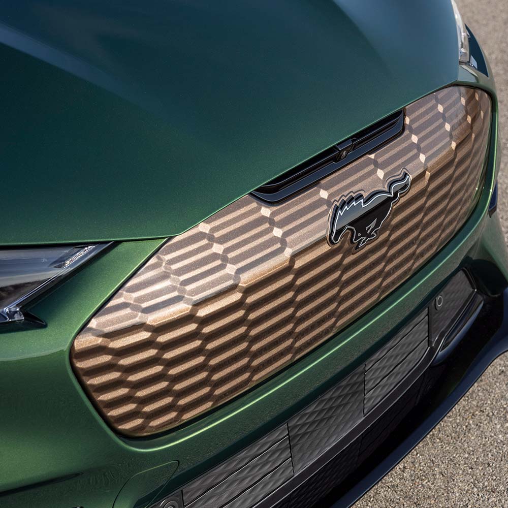Image rapprochée de la calandre de la Ford Mustang Mach-E montrant les détails extérieurs du pack bronze en option.