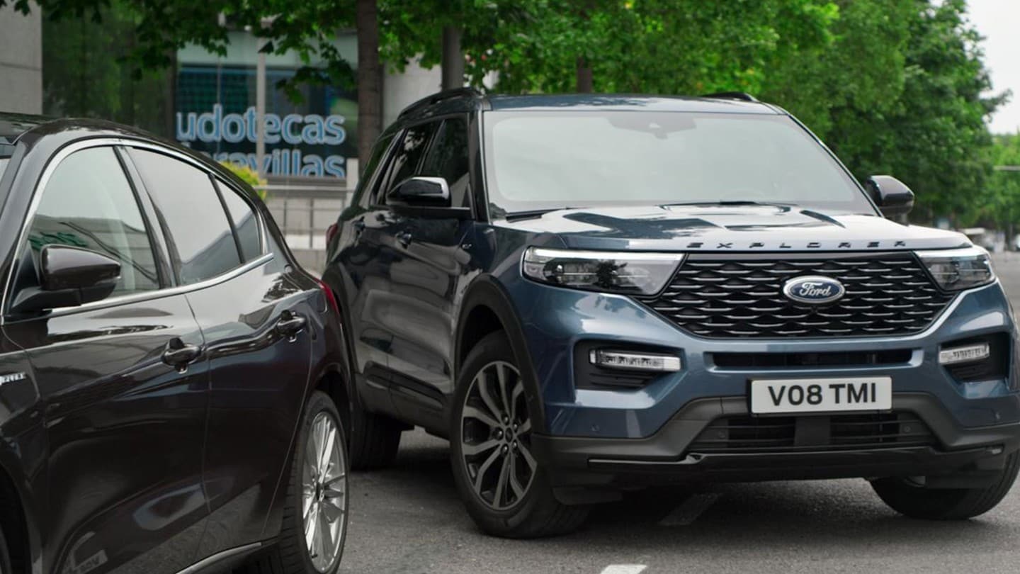 Ford Explorer parking up close to another car