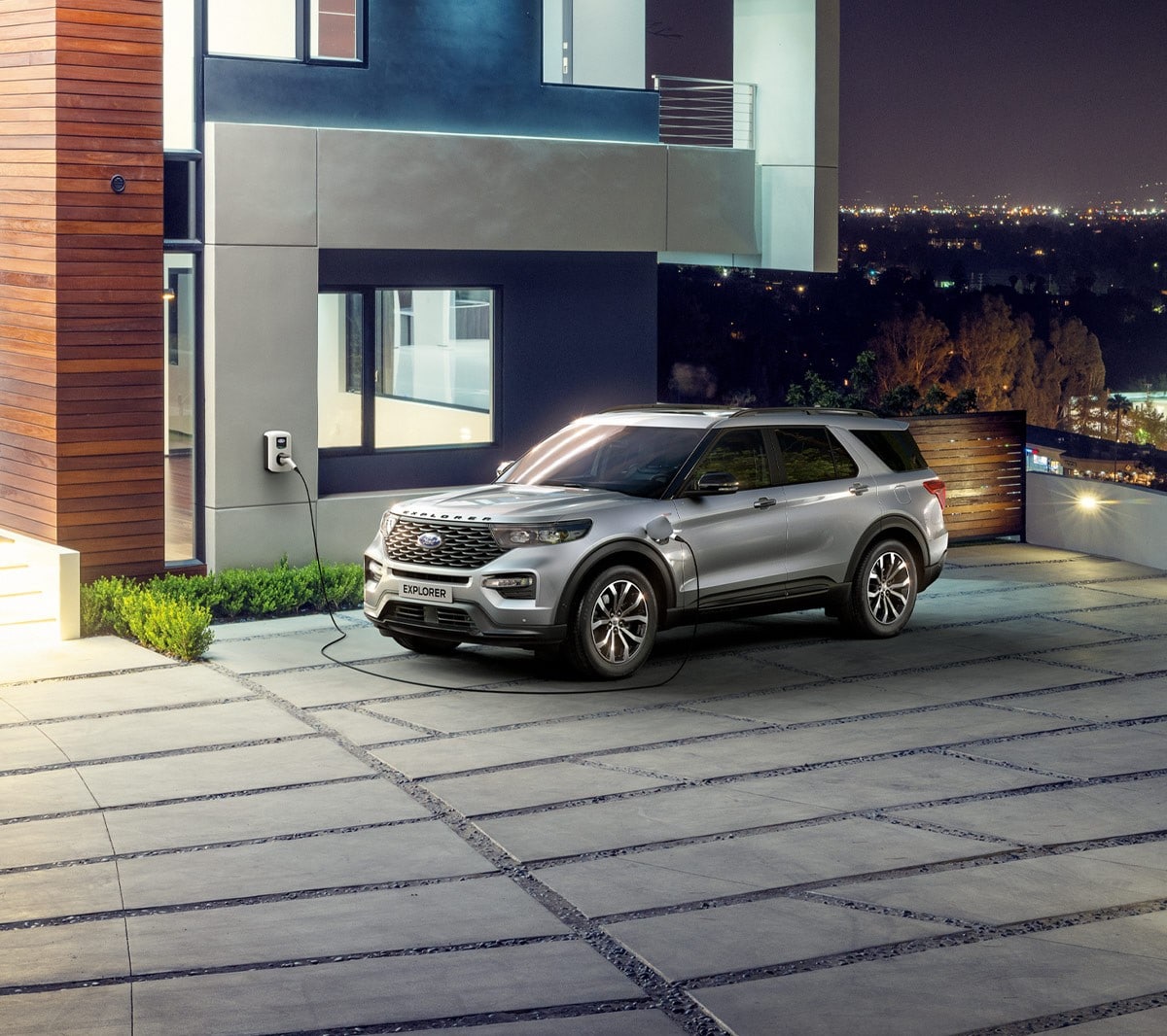 Vue latérale du Ford Explorer garé devant une maison