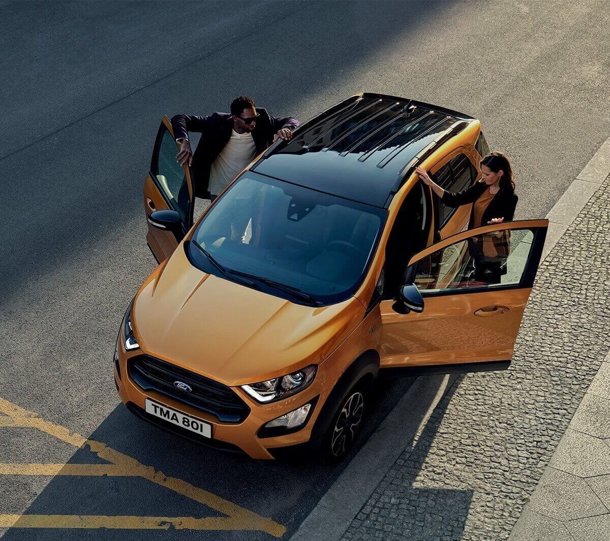 Vue aérienne du nouveau Ford EcoSport Active et d'une femme