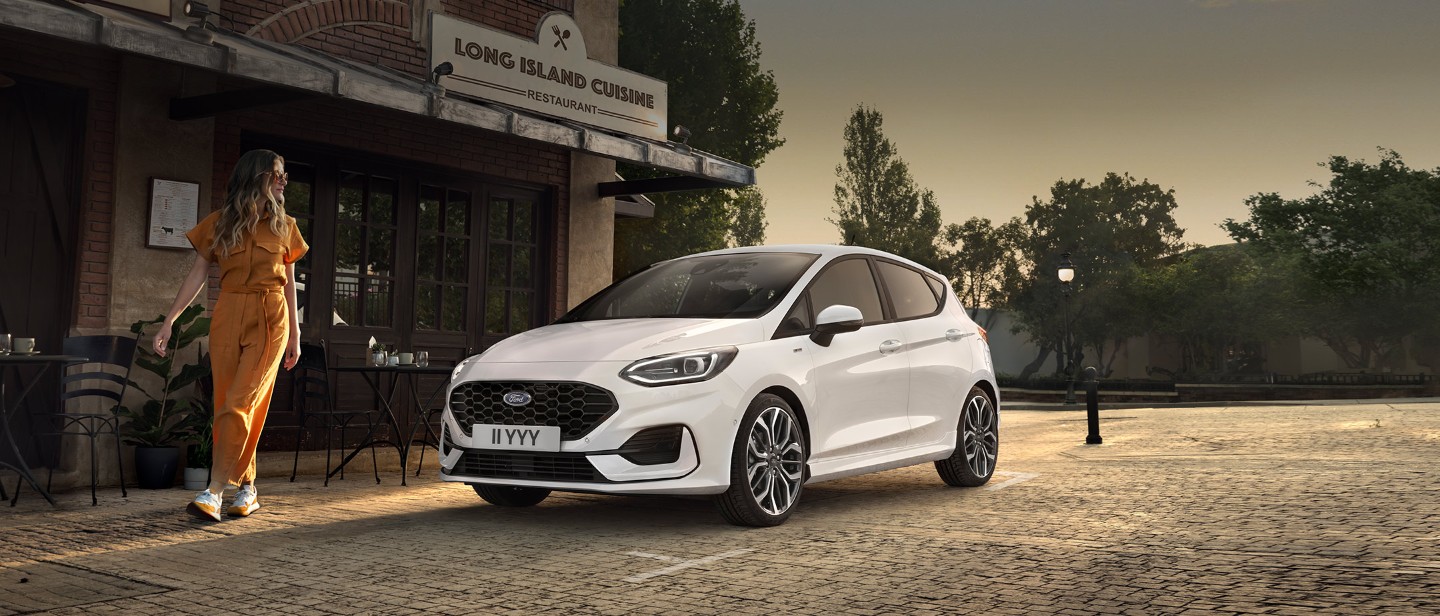 https://www.ford.lu/content/dam/guxeu/rhd/central/cars/2021-fiesta/future-vehicle/billboards/ford-fiesta-eu-STL_01_B479_Fiesta_Ext_Front_3_4_Static_Talent_MY23-copy-21x9-2160x925-nbso.jpg.renditions.original.png