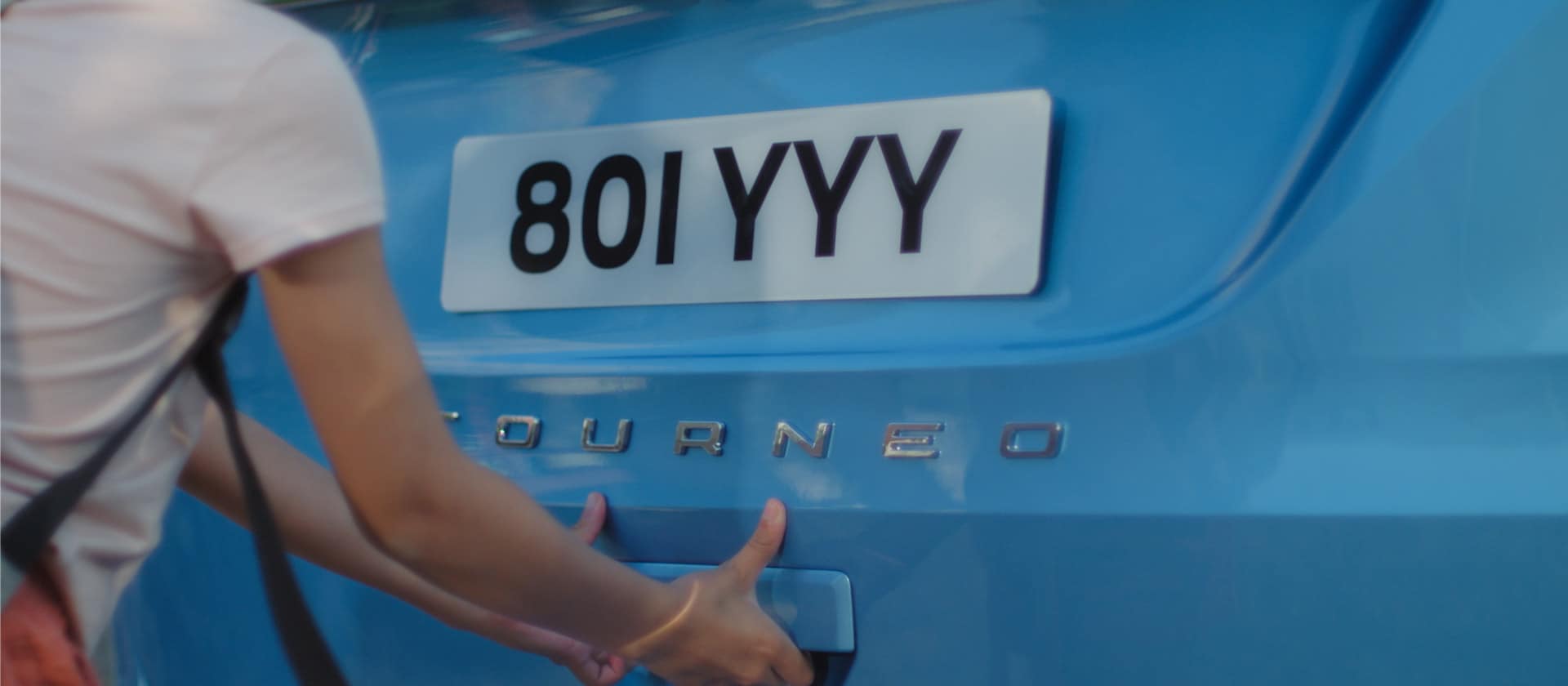 Ford Tourneo Connect avec loquet à fermeture électrique