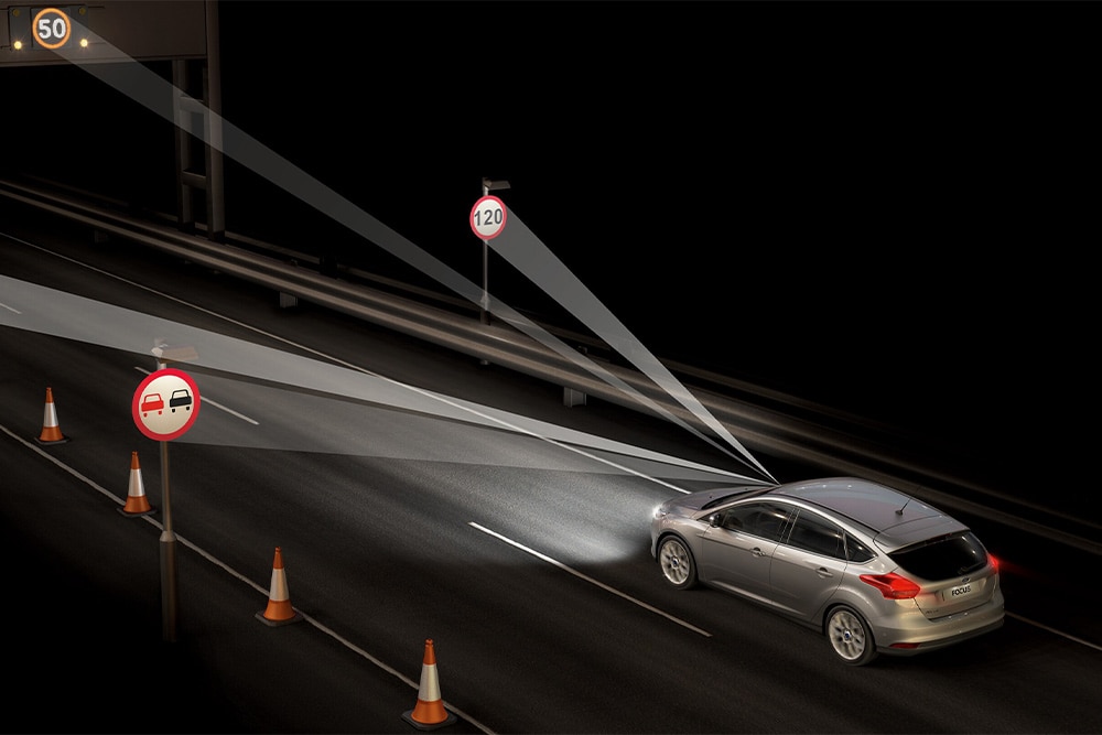 Ford Tourneo Connect avec fonctionnalité de reconnaissance des panneaux de signalisation en action.