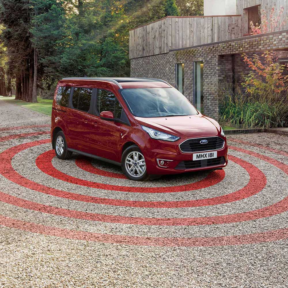 Ford Tourneo Connect avec graphique du radar d'alarme.
