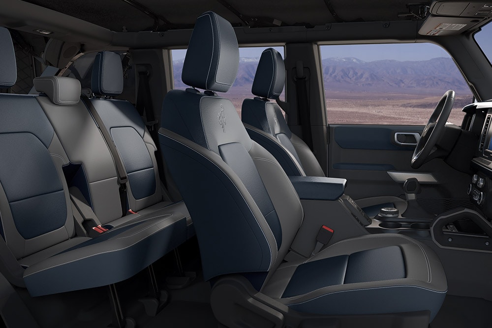 Vue de l’intérieur, avec les sièges chauffants à réglage électrique garnis de cuir du Ford Bronco.