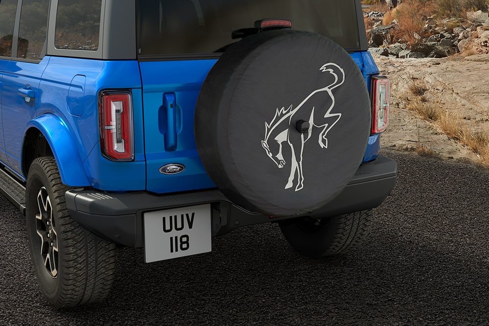 Vue de l’intérieur du Ford Bronco, avec le volant en cuir et le pavé tactile connecté.