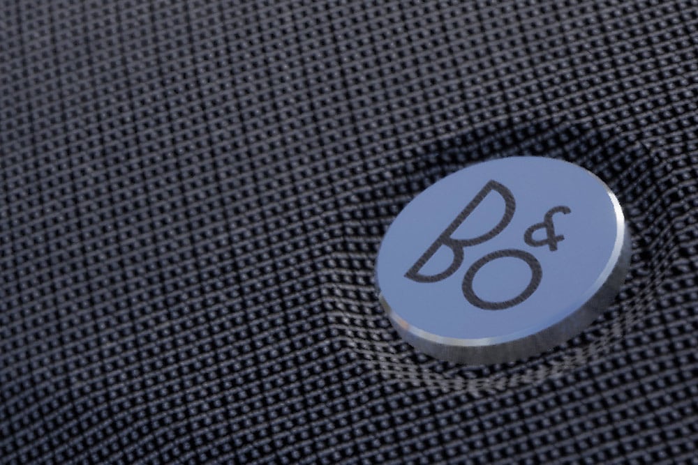 Gros plan sur un détail de la marque Bang & Olufsen à l’ intérieur du Ford Bronco.