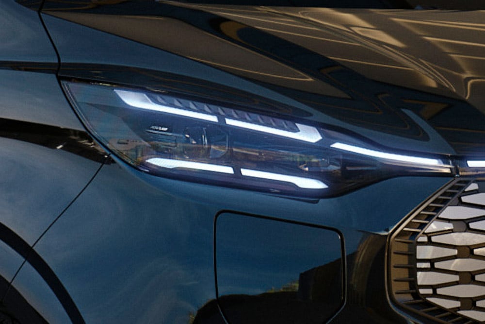 Gros plan des phares LED allumés du Ford Tourneo Custom.