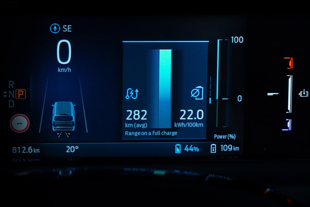 Le tableau de bord numérique du Ford Tourneo Custom affiche des informations comme la vitesse, la batterie et l’autonomie.