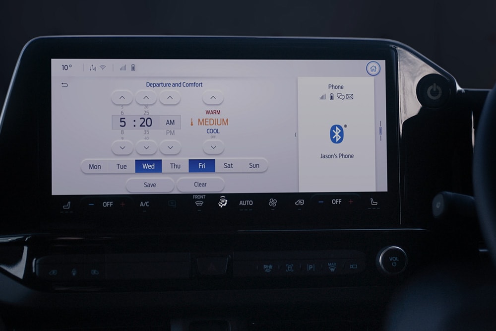 L’écran du tableau de bord du E-Tourneo Custom affiche les paramètres de démarrage et de confort, y compris le préconditionnement programmé.
