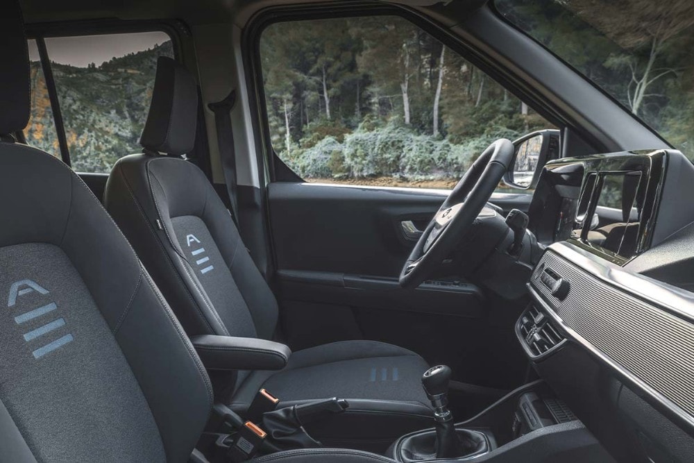 Vue sur les sièges avant du Ford Tourneo Courier. 
