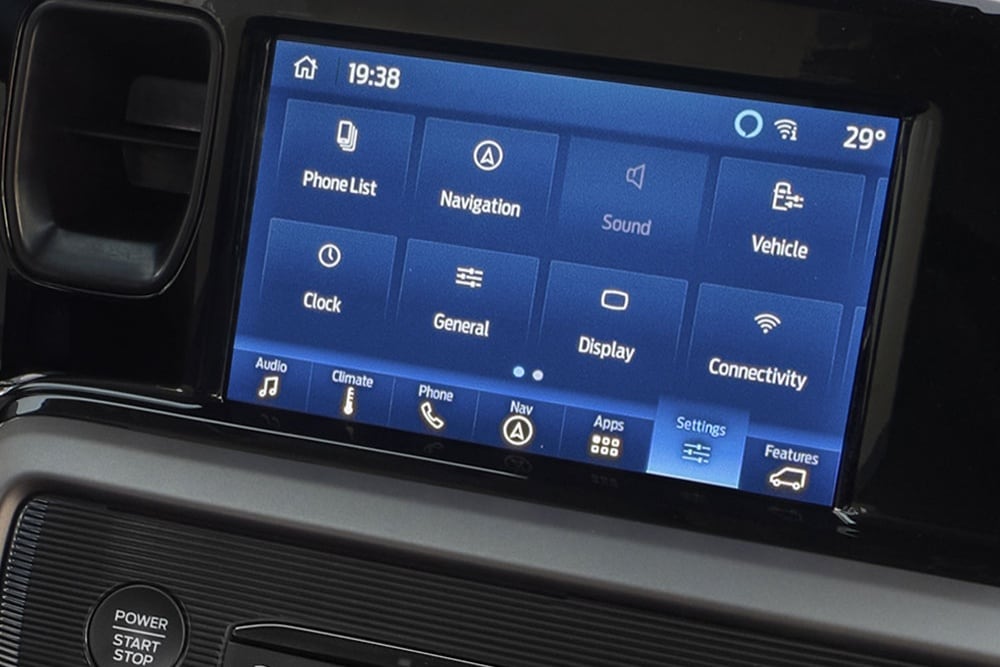 L'écran d'infodivertissement du Ford Tourneo Courier affichant le menu des options.