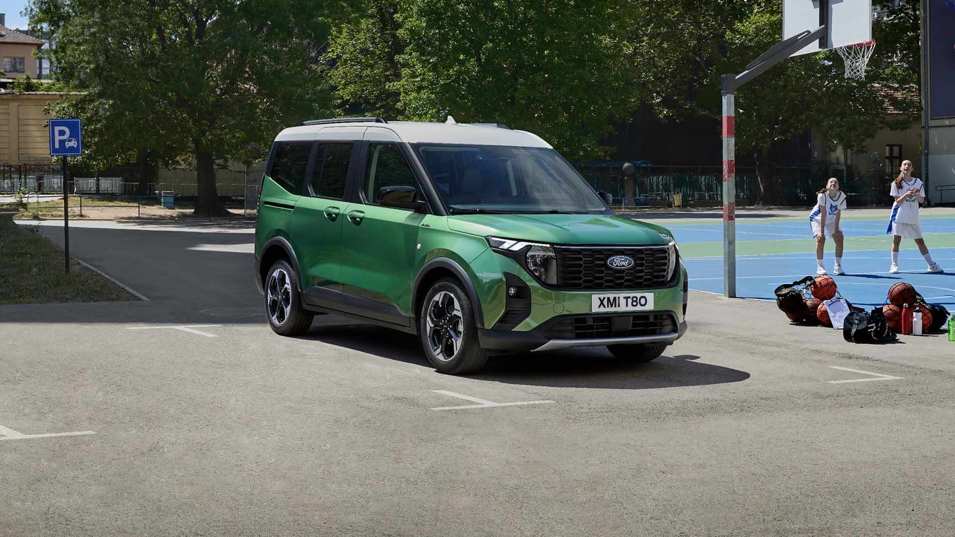 Un Ford Tourneo Courier gris Cactus vu de trois quarts avant