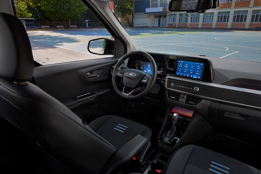 L'habitacle du Ford Tourneo Courier montrant le tableau de bord, le volant et l'écran tactile.