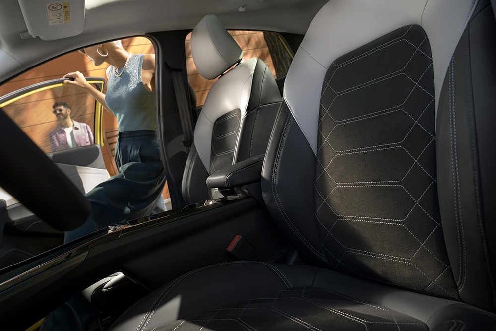 Un gros plan sur les sièges ergonomiques noirs et gris dans le Ford Puma Gen-E® électrique.