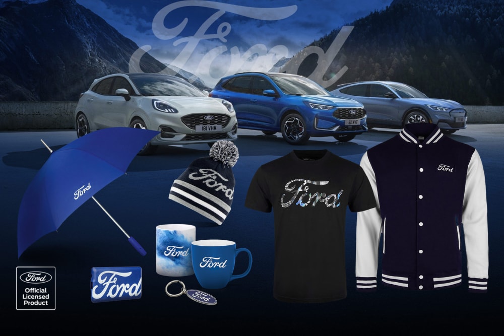 Collection d'articles Ford représentant divers véhicules Ford en arrière-plan, ainsi que des parapluies, des tasses et des vêtements Ford.