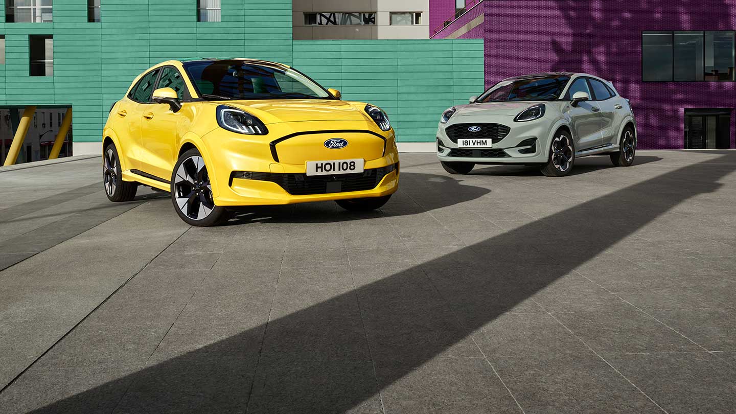 Un Ford Puma Gen-E® électrique jaune stationné près d’un Ford Puma® Ecoboost® gris à essence. 