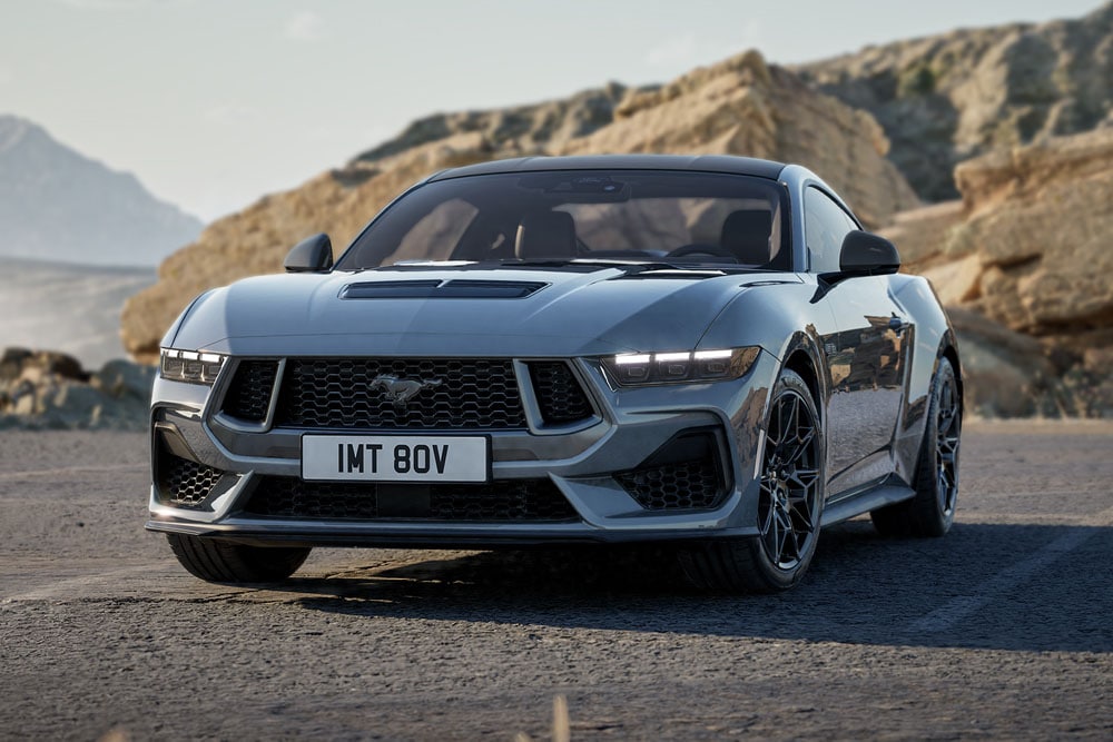 Ford Mustang GT Nite Pony Coupé en peinture Carbonised Grey, garé sur une route de montagne