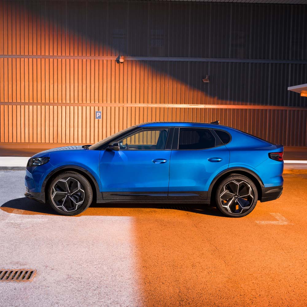 Vue latérale d’un Ford Capri bleu. La cote de sécurité Euro NCAP 5 étoiles 2024 est affichée dans le coin supérieur droit.