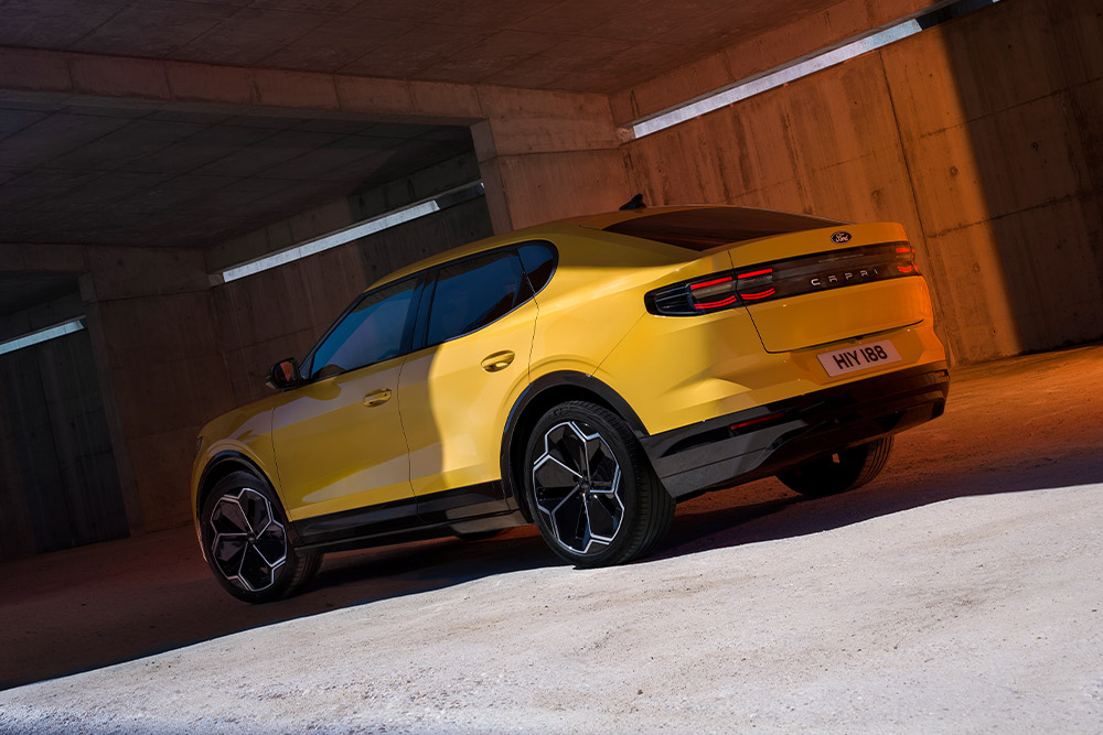 Le flanc et l'arrière du Ford Capri®, montrant les élégantes jantes en alliage.