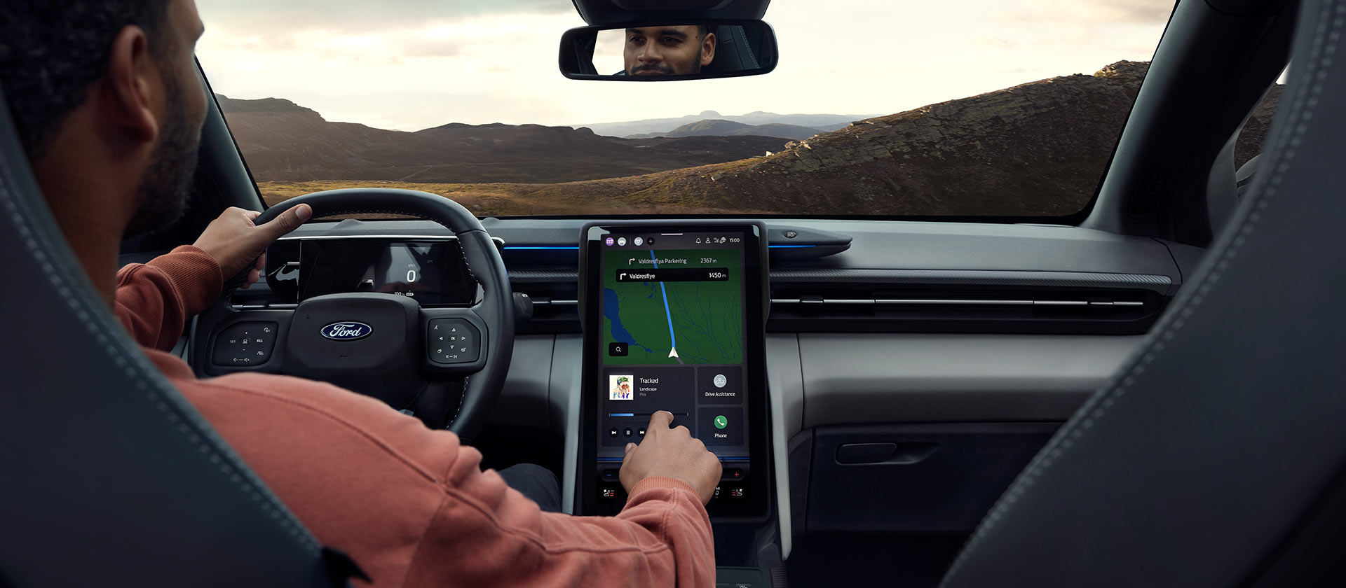 Un conducteur interagit avec l'écran tactile SYNC® Move de 14,6 pouces du Ford Explorer.