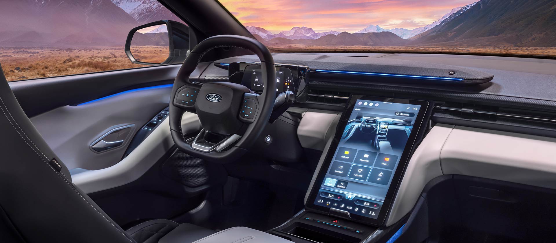 L'habitacle du nouveau Ford Explorer® 100 % électrique avec éclairage ambiant bleu.