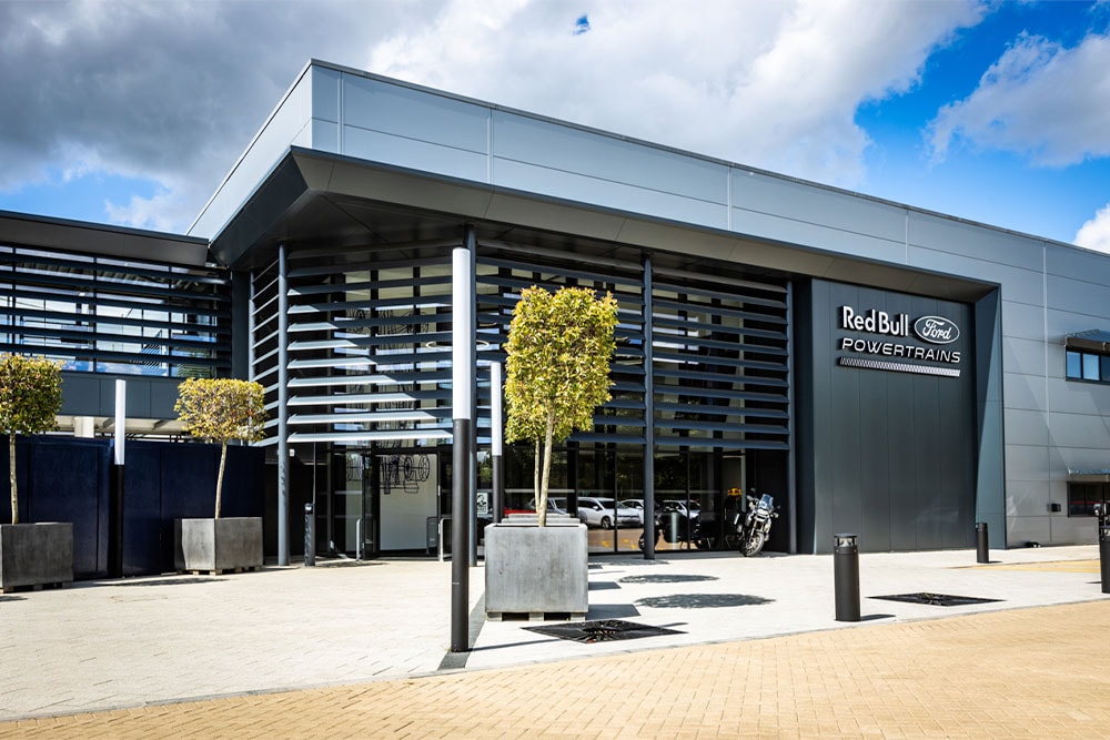 Le siège social de Red Bull Ford Powertrains : un bâtiment moderne avec le logo de l’entreprise à l’extérieur