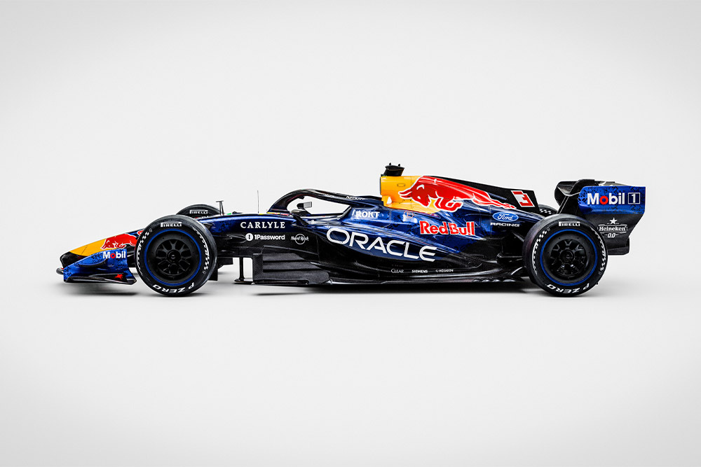 Une élégante voiture de course de Formule 1 Red Bull Ford sur un fond blanc immaculé, arborant les logos des sponsors Ford et Red Bull.